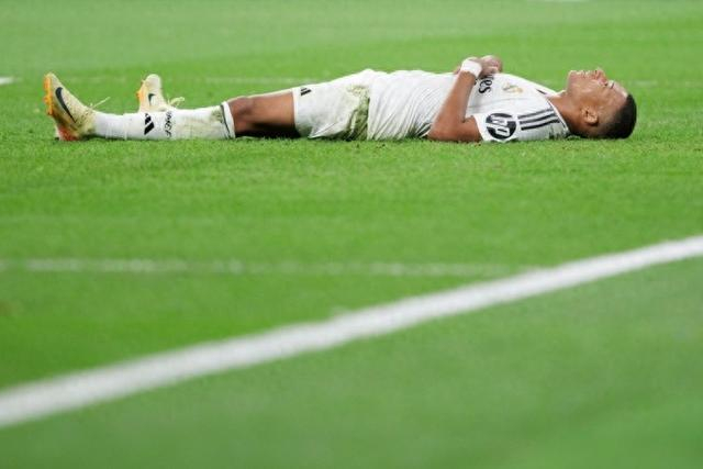 记者：埃斯特旺已抵达伦敦，周一将跟随切尔西训练（埃斯特旺已到伦敦，周一将随切尔西合练）