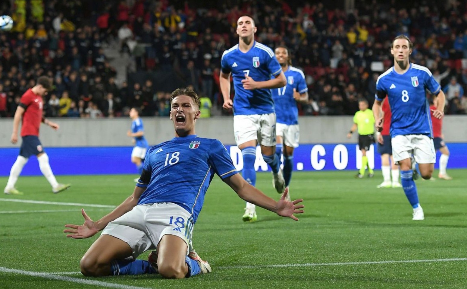 他一上场球队气质直接变了（他登场瞬间，球队气质焕然一新）