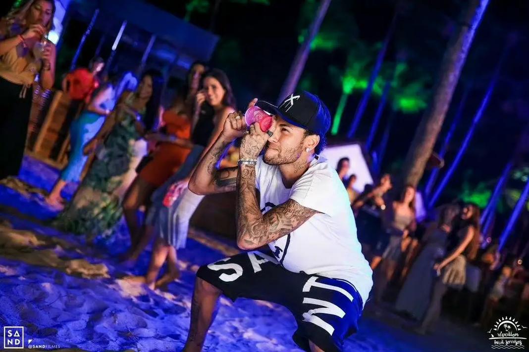 刘伟国：捧起中甲冠军奖杯很激动，明年力争在中超站稳脚跟（刘伟国：中甲捧杯激动不已，明年力争立足中超）