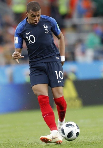 汪涵陪儿子马术竞赛！嚼槟榔超享受，夫妻交替带娃成热议焦点（汪涵现身儿子马术赛场，嚼槟榔显惬意，夫妻轮流带娃引热议）