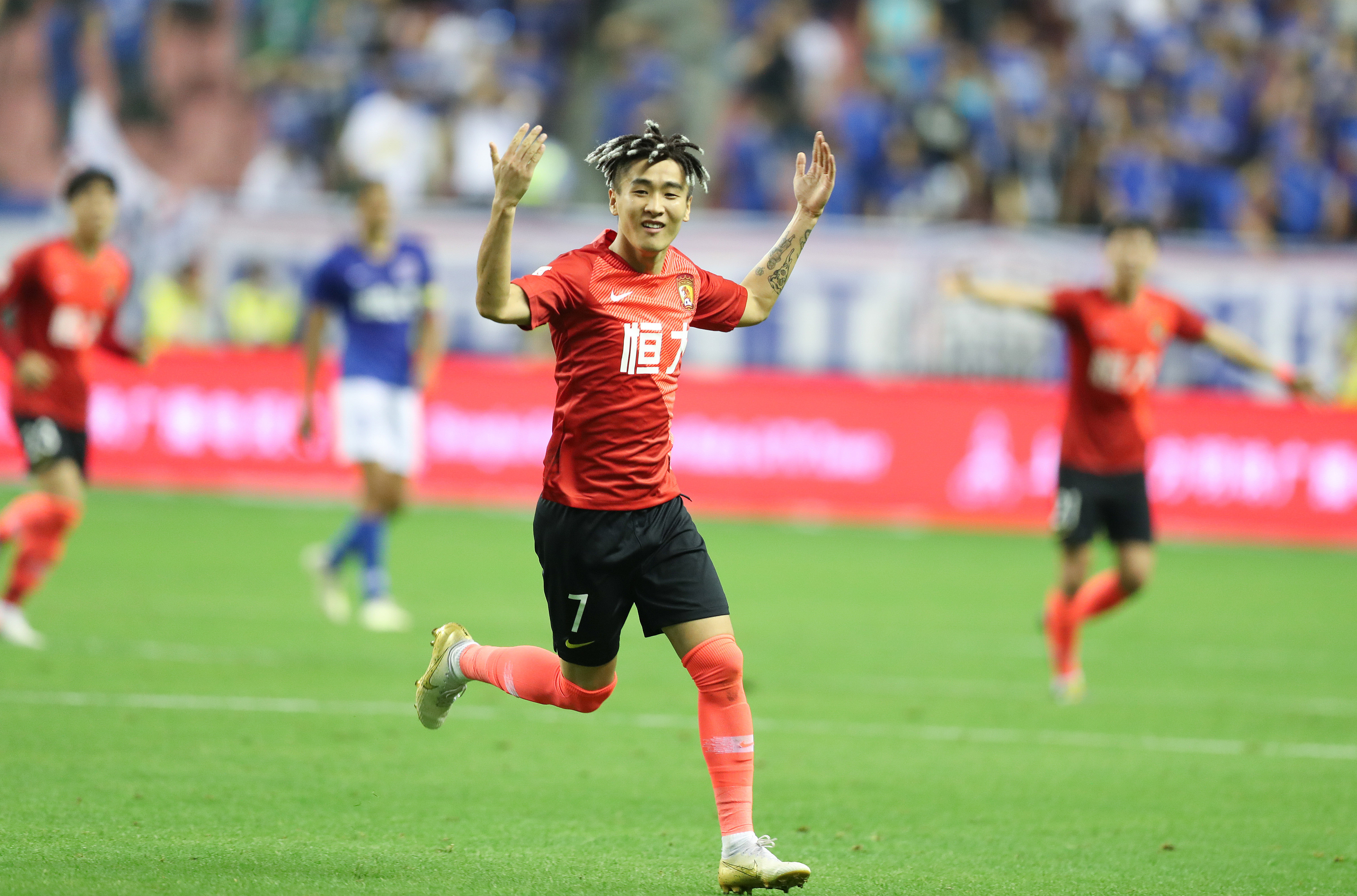 荷兰足协官方：小克鲁伊维特因伤缺战立陶宛，已经返回俱乐部（荷兰足协宣布：小克鲁伊维特因伤无缘对阵立陶宛，已返回俱乐部）