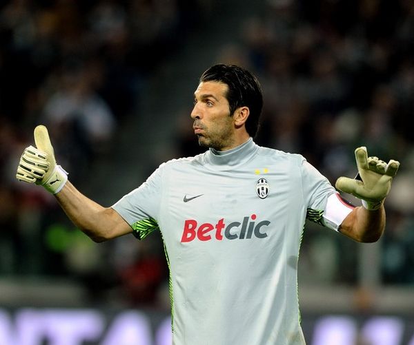 柏林联合主帅：我们的第一球越位5毫米，这种判罚简直是疯了（柏林联合主帅不满：首球仅越位5毫米，这判罚太离谱）