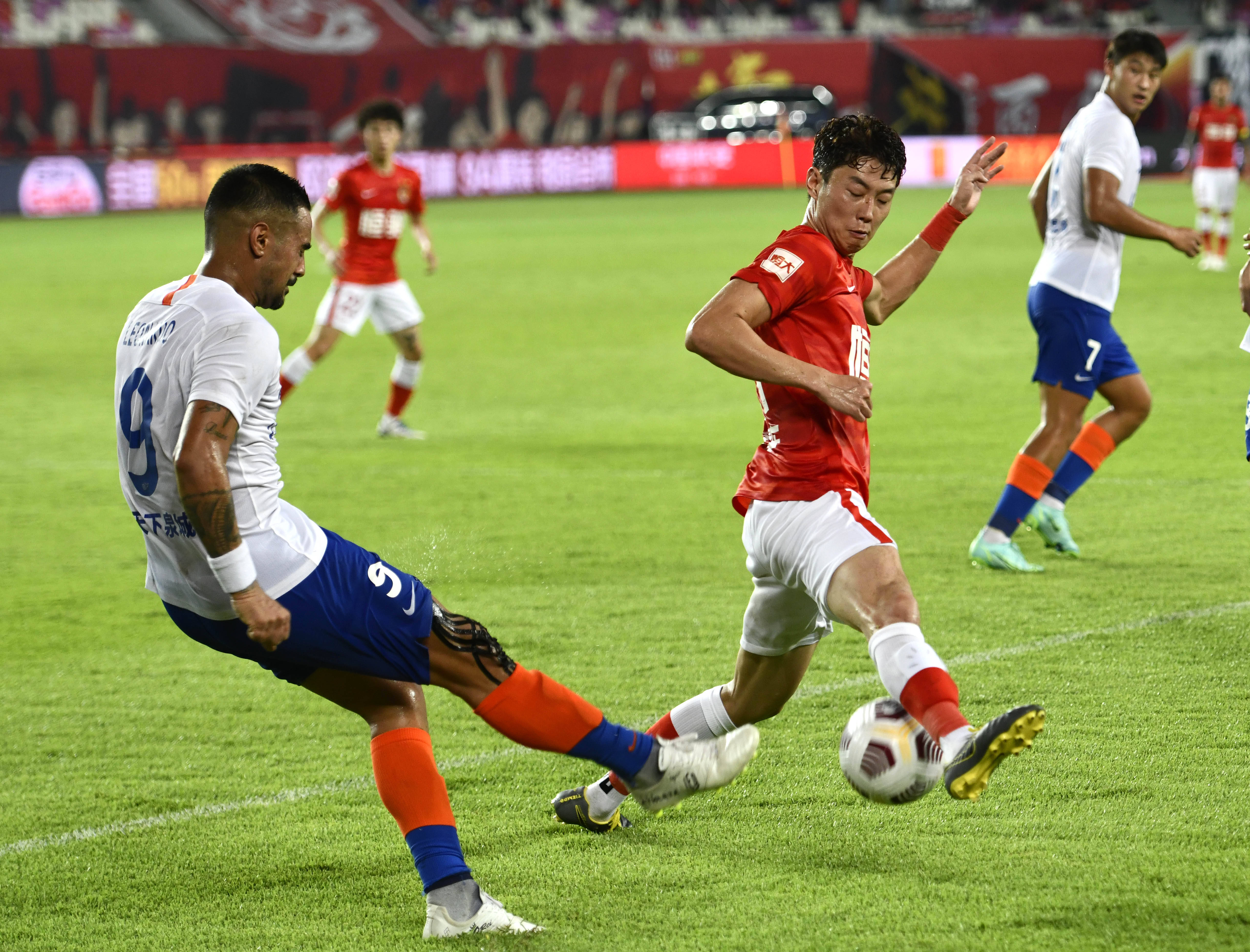 杜兰特连续得分，引领全队节奏（杜兰特连连得手，带动全队节奏）