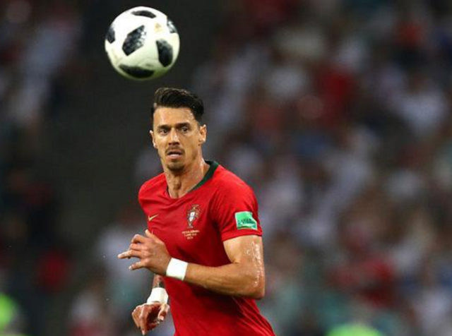 西甲联盟与皇家马德里的对峙：法律判决引发的足球风暴（法律裁决点燃足坛风暴：西甲联盟对垒皇马）